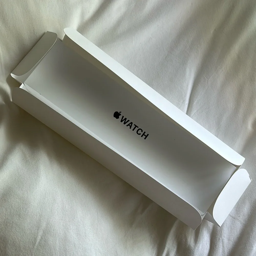NWT Apple SE 2nd Gen Smartwatch Starlight Aluminum Case and Band